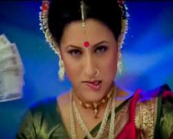 Kishori made special appearance in the Marathi film “Navara Maza Navsacha” as a Lavani dancer.